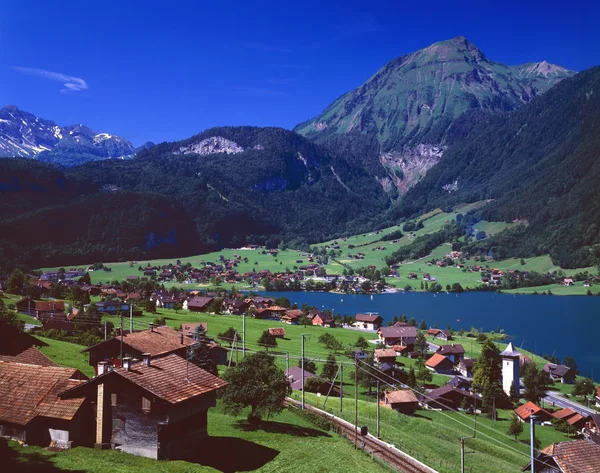 Zwitserse dorp op oever van lake lungernsee — Stockfoto