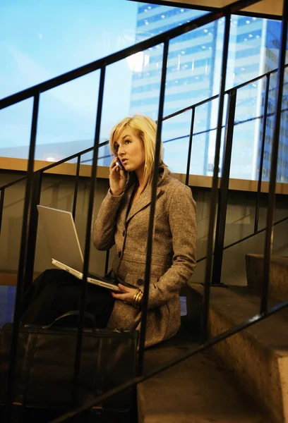 Žena na mobilní telefon a lap top počítači — Stock fotografie