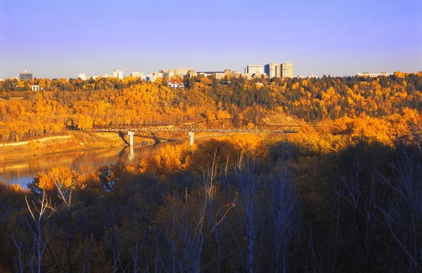 Skyline der Herbststadt — Stockfoto