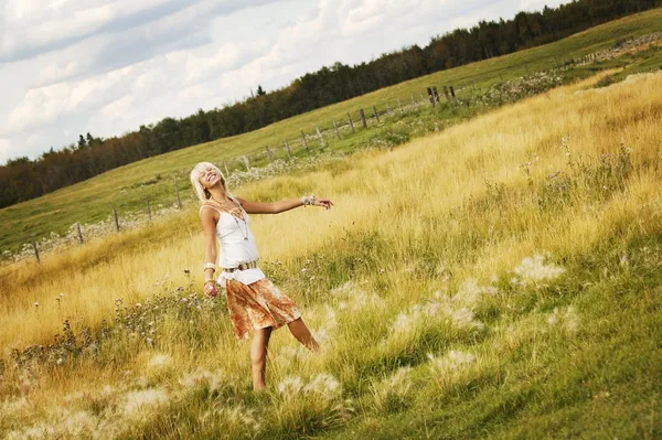 Adolescente chica caminando a través de campo —  Fotos de Stock