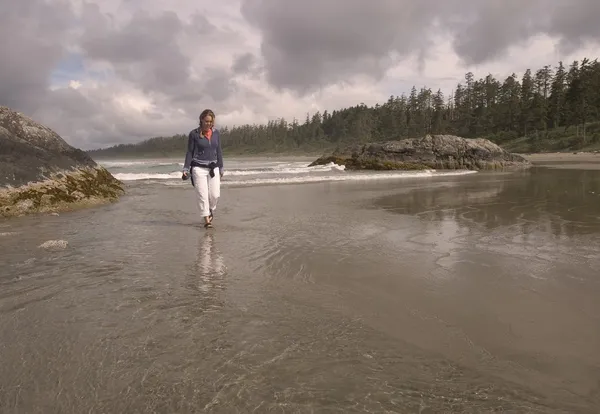 Wandelen langs een schilderachtige strand — Stockfoto