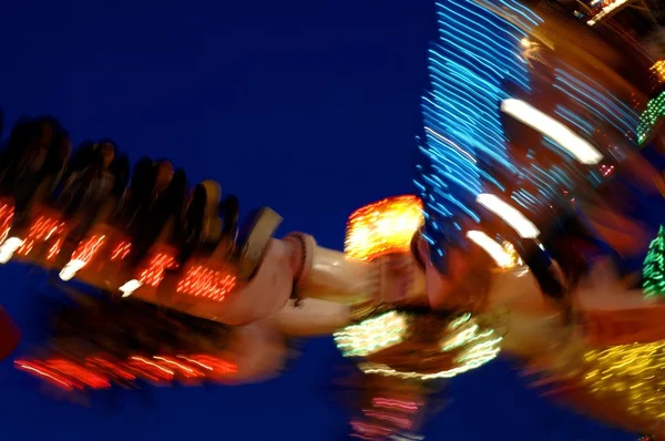 Uma viagem em um parque de diversões com efeitos especiais — Fotografia de Stock