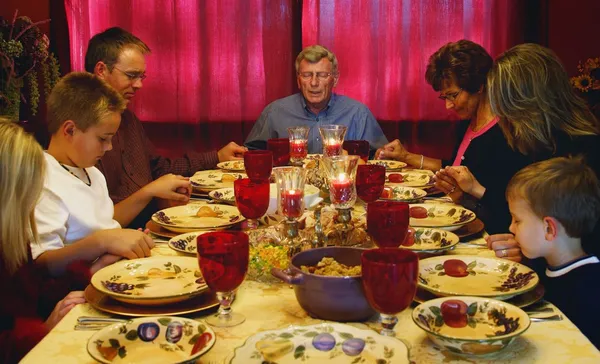 Familia rezando durante la comida de Acción de Gracias —  Fotos de Stock