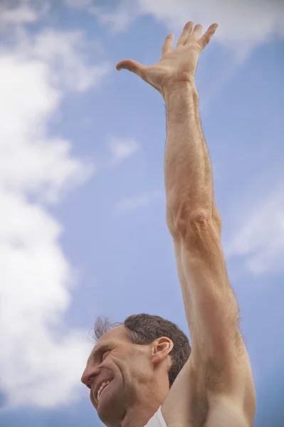 Człowiek z ramienia podniesiony — Zdjęcie stockowe