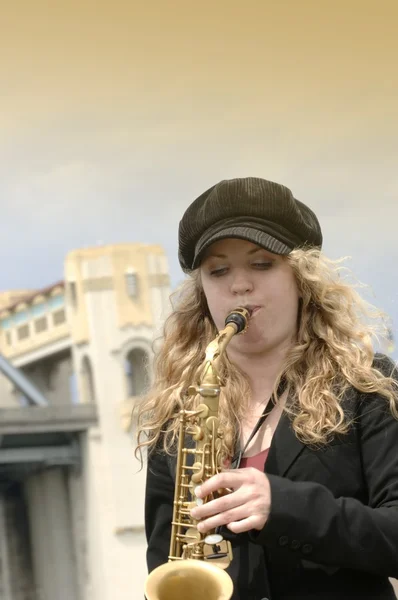 Une jeune femme jouant du saxophone — Photo