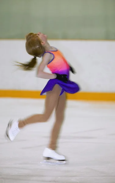 Um jovem patinador artístico no gelo — Fotografia de Stock