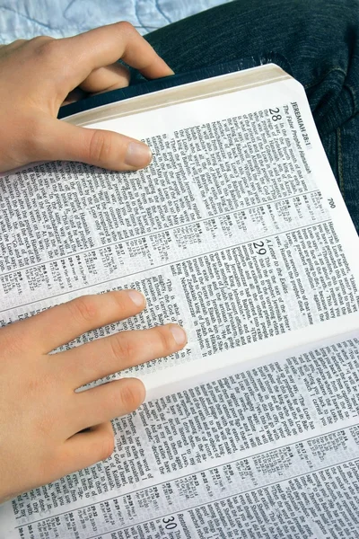 Lire la Bible — Photo