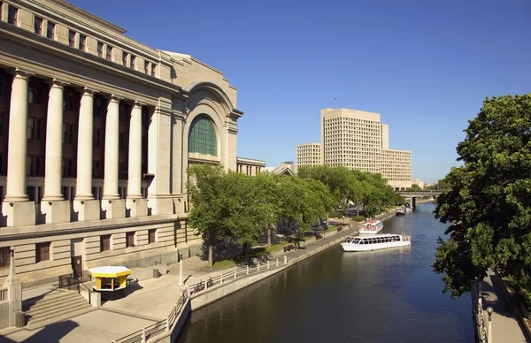 Canal y Edificios — Foto de Stock