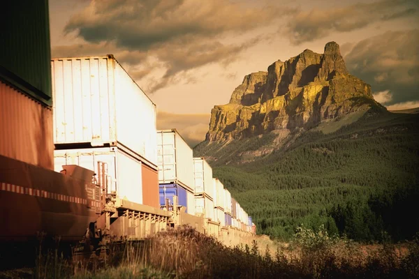 Un tren en las montañas —  Fotos de Stock