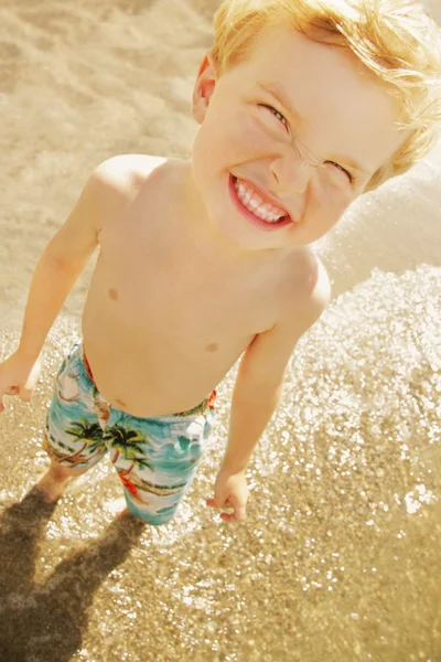 Een jonge jongen op het strand — Stockfoto