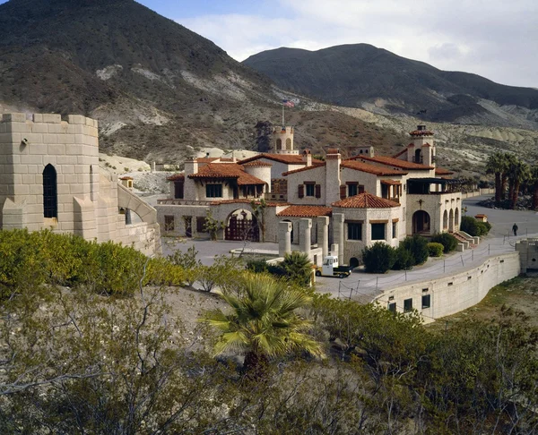 Property On The Edge Of A Mountain — Stock Photo, Image