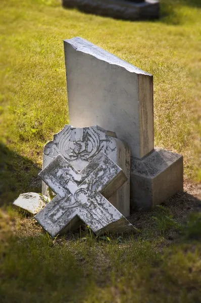 Headstone quebrado no cemitério — Fotografia de Stock