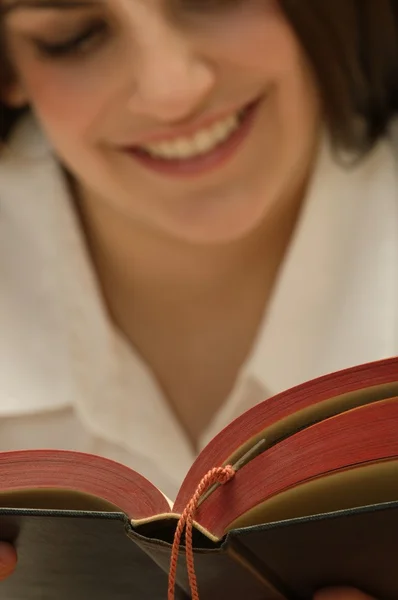 Lezen van een goed boek — Stockfoto