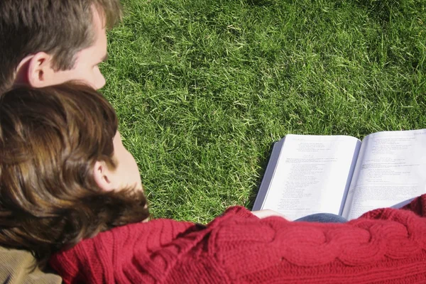 Um casal lendo juntos — Fotografia de Stock