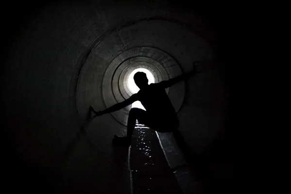 Persona en túnel — Foto de Stock