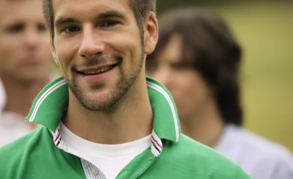 Un ritratto di un giovane sorridente con la barba — Foto Stock