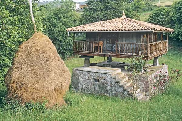 Granaio tradizionale di pietra (Horreo) con pagliaio nelle Asturie — Foto Stock