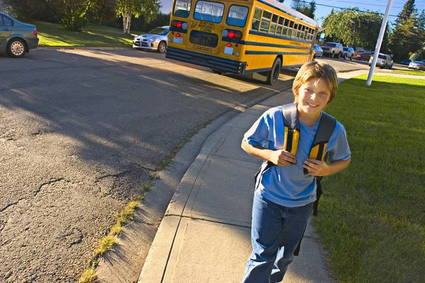 Scuolabus lascia il bambino fuori — Foto Stock