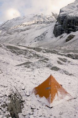 Dağı'nda kar çadır