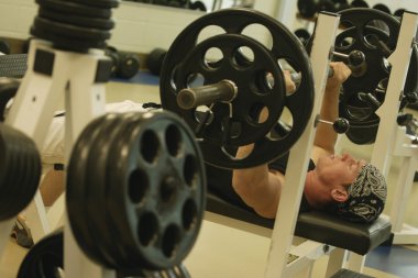 mes en vork op rood tafellaken