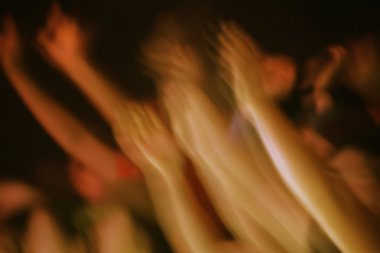 yükseltilmiş bir konserinde eller