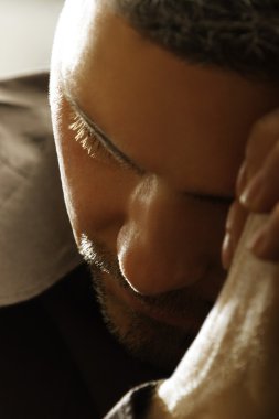 bir adam dua yakın çekim