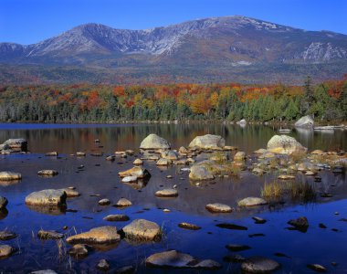 Hamlin tepe, kumlu dere gölet, yanları mount katahdin, sonbahar renk, Baxter'ın devlet parkı
