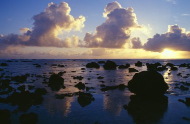 yansıyan günbatımı, bulutlar ve kontrast beach, rarotonga Island buzlu.