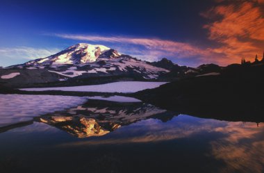 Mount rainier ve gündoğumu gölet yansıma.