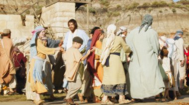 İsa bir kalabalığın içinde