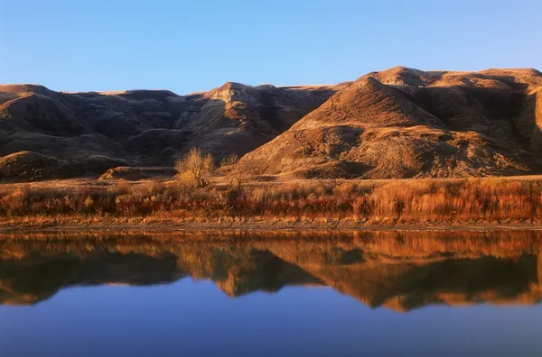 Red Rocky Earth Reflected Red Deer River, Drum Heller, Alberta, Canada — Stock Photo, Image