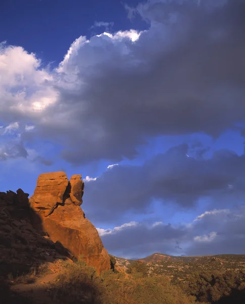Butte e nuvole di roccia rossa, Monumento nazionale dei dinosauri, Colorado, Stati Uniti — Foto Stock