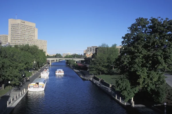 都市を流れる運河 — ストック写真