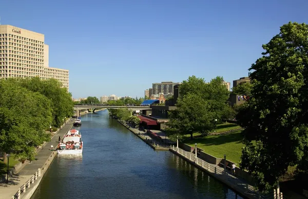 Kanal und lokale Architektur — Stockfoto