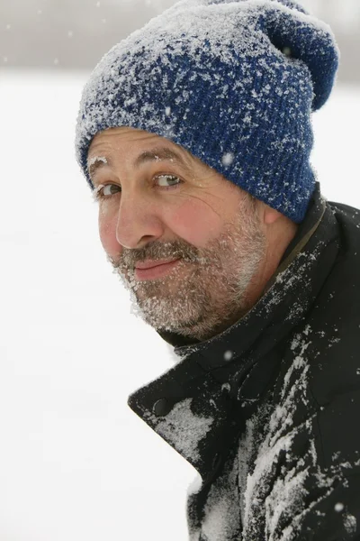 Een man bedekt met sneeuw — Stockfoto