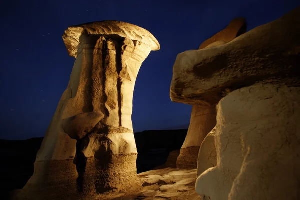 Formations rocheuses inhabituelles contre un ciel nocturne — Photo