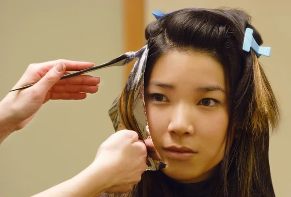 Primer plano de la mujer conseguir láminas para el cabello — Foto de Stock