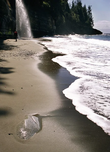 Backpackers Rounding A Waterfall, Jaun De Fuca Trail, Vancouver Island, British Columbia, Canadá — Foto de Stock