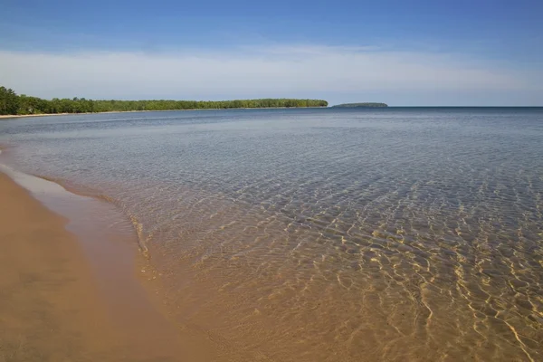 Orörda vatten på stranden — Stockfoto