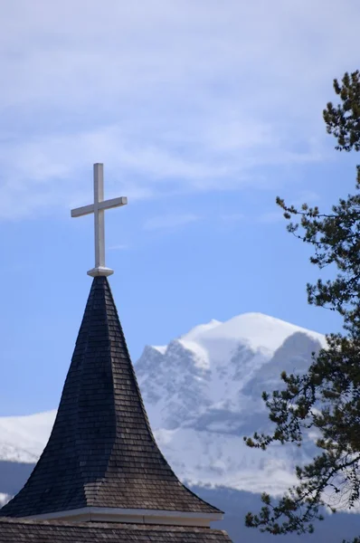 Ein Kreuz auf einem Kirchturm — Stockfoto