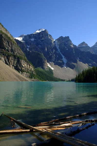 Un lago de montaña — Foto de Stock