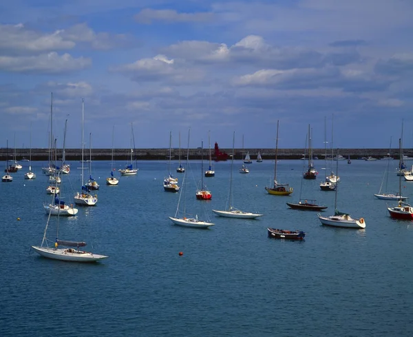 Jachty żaglowe w Port dun laoghaire — Zdjęcie stockowe