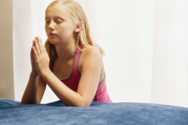 Girl Prays By Bedside — Stock Photo, Image