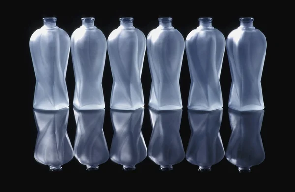 Шесть стеклянных бутылок — стоковое фото