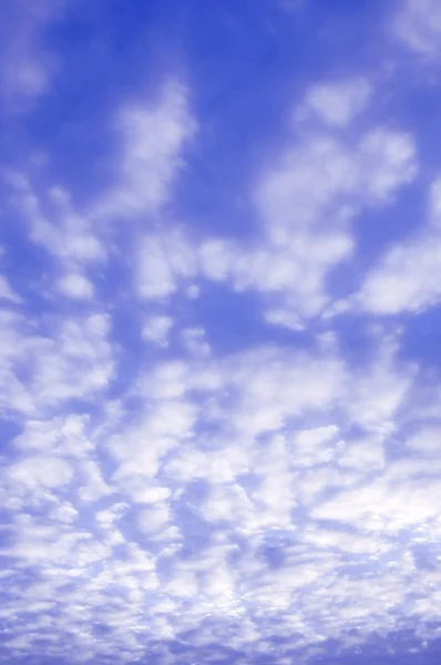 Nuages blancs dans le ciel — Photo