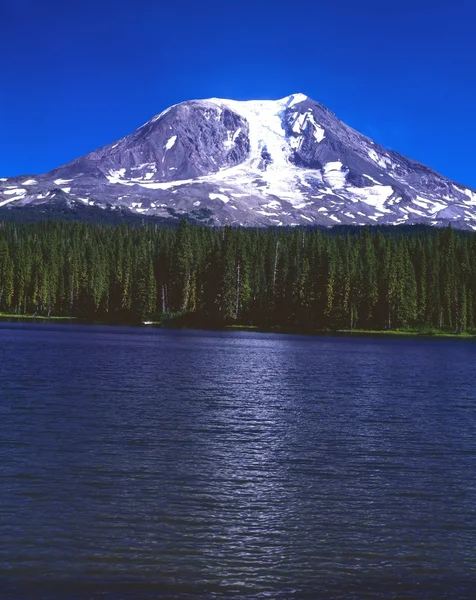 Mount Adams Looms Over Takhlakh Lake, Gifford Pinchot National Forest — Stock Photo, Image