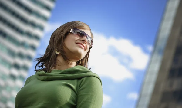 Frau mit trendiger Sonnenbrille — Stockfoto