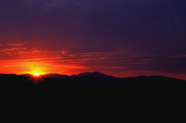 Nascer do sol sobre as montanhas — Fotografia de Stock