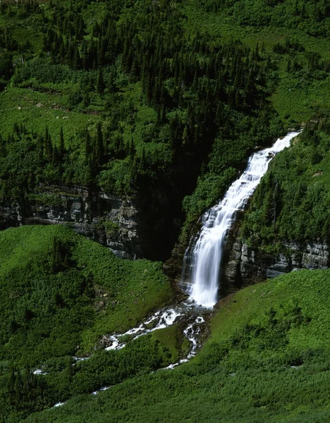 Lente waterval op reynolds creek, logan doorgeeft, glacier Nationaalpark — Stockfoto