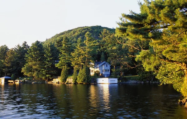 Uma casa em um lago — Fotografia de Stock